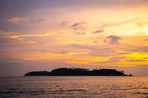 Żaglówka podczas zachodu słońca na Przylądku Promthep na Półwyspie Phuket, Tajlandia — Zdjęcie stockowe