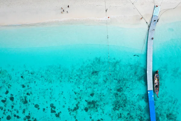 Mercan adası, koh He, Phuket bölgesindeki sahil ve tekneler, Tayland