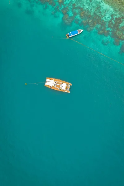 Isola di Coral, Koh He, spiaggia e barche nella provincia di Phuket, Thailandia — Foto Stock
