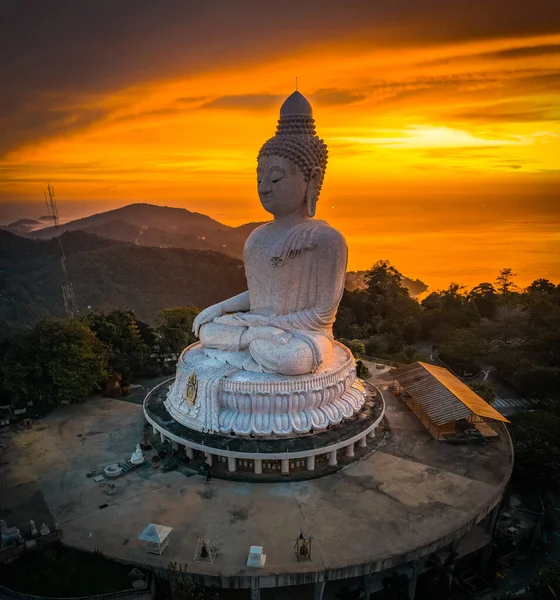 Luftaufnahme des Big Buddha Aussichtspunktes bei Sonnenuntergang in der Provinz Phuket, Thailand — Stockfoto