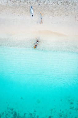 Mercan adası, koh He, Phuket bölgesindeki sahil ve tekneler, Tayland