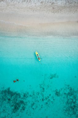 Mercan adası, koh He, Phuket bölgesindeki sahil ve tekneler, Tayland