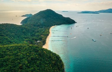 Mercan adası, koh He, Phuket bölgesindeki sahil ve tekneler, Tayland
