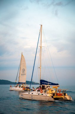 Tayland 'ın Phuket yarımadasındaki Promthep Burnu' nda gün batımında yelkenli sürüyor.