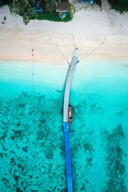 Mercan adası, koh He, Phuket bölgesindeki sahil ve tekneler, Tayland