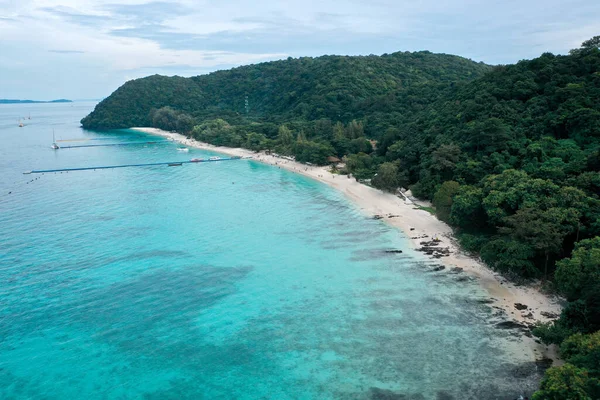 Koralleninsel, Koh He, Strand und Boote in der Provinz Phuket, Thailand — Stockfoto