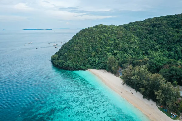 Koralleninsel, Koh He, Strand und Boote in der Provinz Phuket, Thailand — Stockfoto