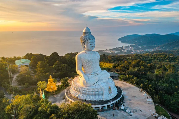 Vista aérea del mirador del Gran Buda al atardecer en la provincia de Phuket, Tailandia — Foto de Stock