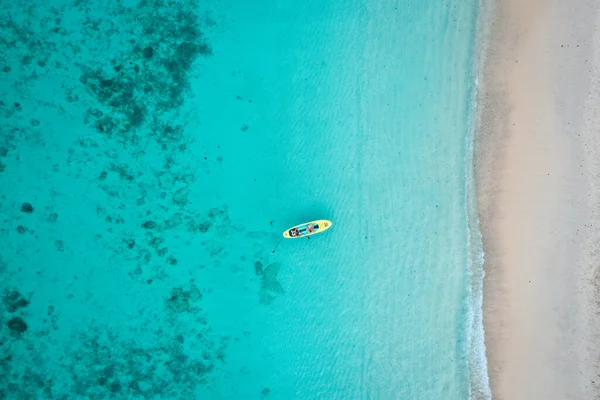 Isola di Coral, Koh He, spiaggia e barche nella provincia di Phuket, Thailandia — Foto Stock