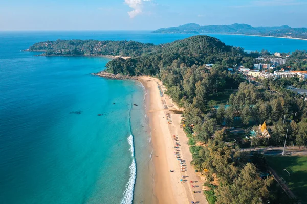 Vista aérea de la playa de Surin en la provincia de Phuket en Tailandia —  Fotos de Stock