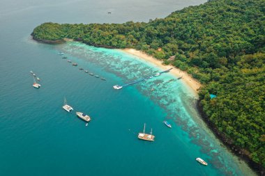 Mercan adası, koh He, Phuket bölgesindeki sahil ve tekneler, Tayland