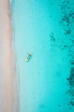 Mercan adası, koh He, Phuket bölgesindeki sahil ve tekneler, Tayland