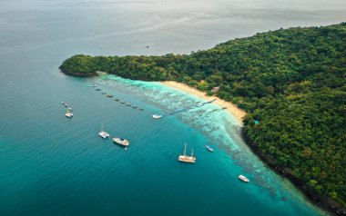Mercan adası, koh He, Phuket bölgesindeki sahil ve tekneler, Tayland
