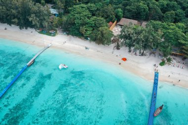 Mercan adası, koh He, Phuket bölgesindeki sahil ve tekneler, Tayland