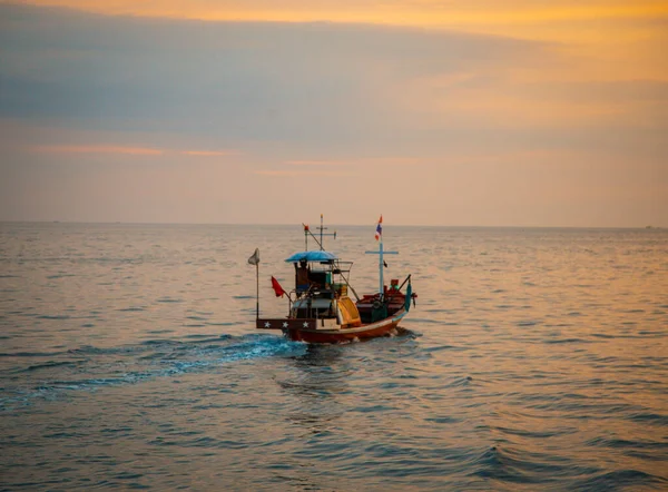 Barco à vela durante o pôr do sol no Cabo Promthep na península de Phuket, Tailândia — Fotografia de Stock