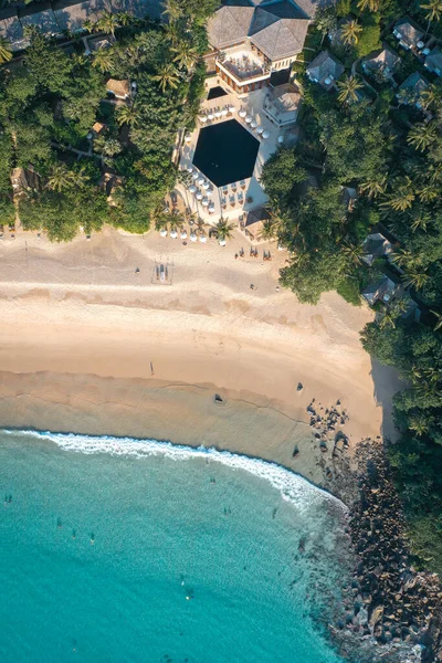 Vista aérea da praia de Surin na província de Phuket, na Tailândia — Fotografia de Stock