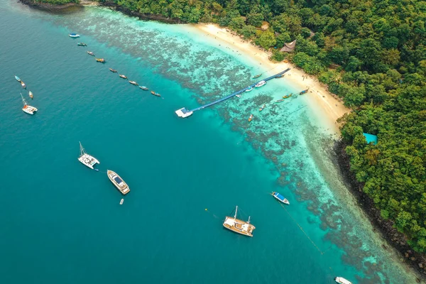 Isla del Coral, Koh He, playa y barcos en la provincia de Phuket, Tailandia — Foto de Stock