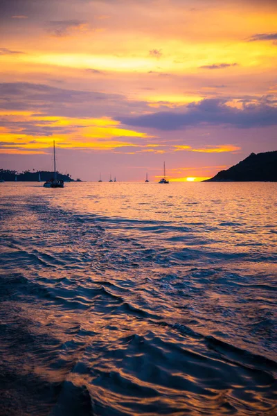 Barco à vela durante o pôr do sol no Cabo Promthep na península de Phuket, Tailândia — Fotografia de Stock