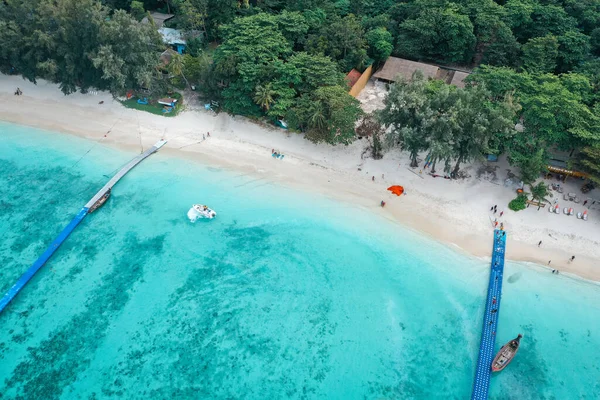 Isola di Coral, Koh He, spiaggia e barche nella provincia di Phuket, Thailandia — Foto Stock