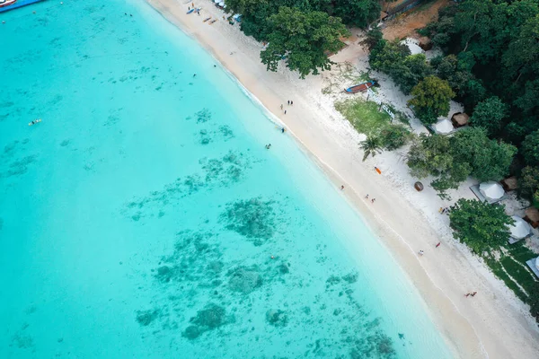 Isola di Coral, Koh He, spiaggia e barche nella provincia di Phuket, Thailandia — Foto Stock