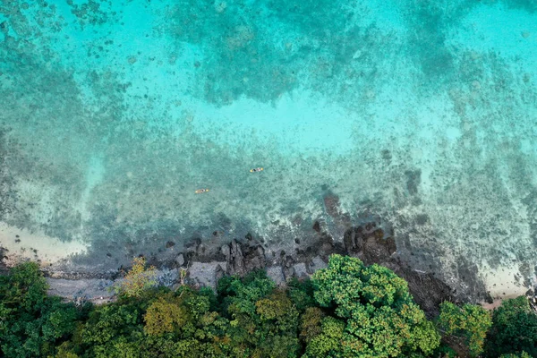 Mercan adası, koh He, Phuket bölgesindeki sahil ve tekneler, Tayland