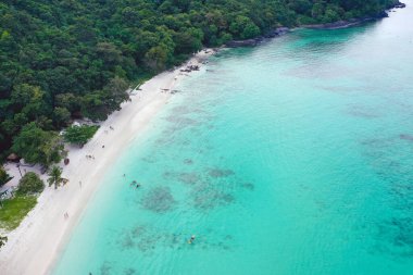 Mercan adası, koh He, Phuket bölgesindeki sahil ve tekneler, Tayland