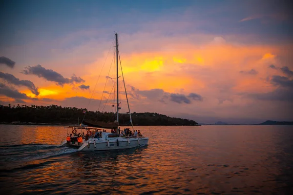 Ιστιοπλοϊκό σκάφος κατά τη διάρκεια του ηλιοβασιλέματος στο Ακρωτήριο Promthep στη χερσόνησο του Πουκέτ, Ταϊλάνδη — Φωτογραφία Αρχείου