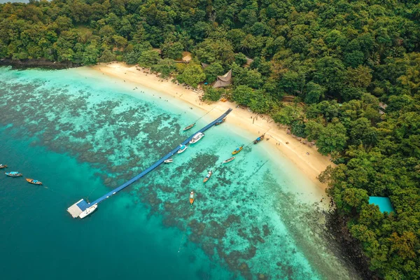 Isla del Coral, Koh He, playa y barcos en la provincia de Phuket, Tailandia — Foto de Stock