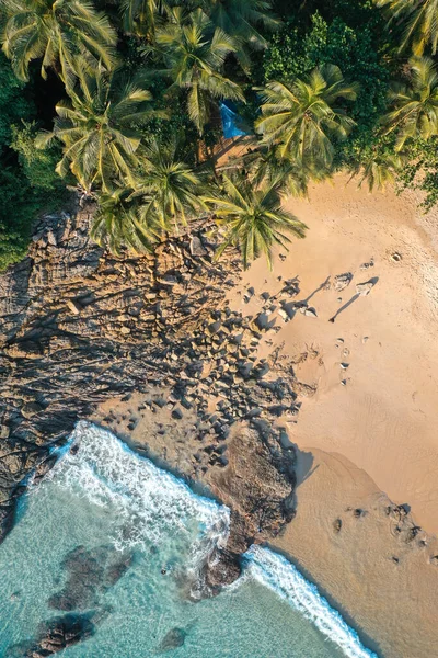 Vista aérea da praia de Surin na província de Phuket, na Tailândia — Fotografia de Stock