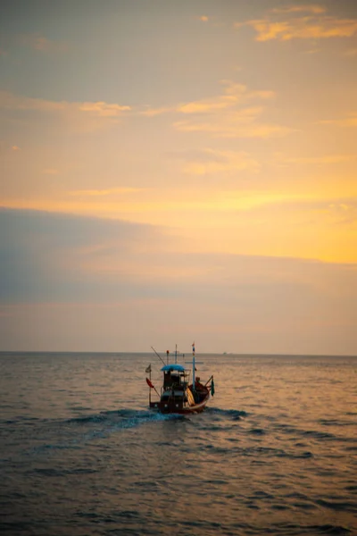 Segelboot bei Sonnenuntergang am Kap Promthep auf der Halbinsel Phuket, Thailand — Stockfoto