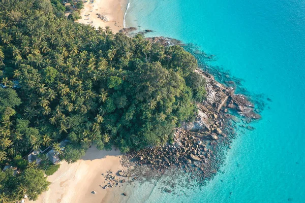 Vista aérea da praia de Surin na província de Phuket, na Tailândia — Fotografia de Stock