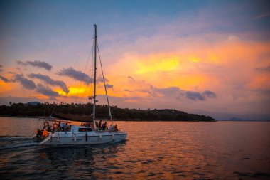 Tayland 'ın Phuket yarımadasındaki Promthep Burnu' nda gün batımında yelkenli sürüyor.