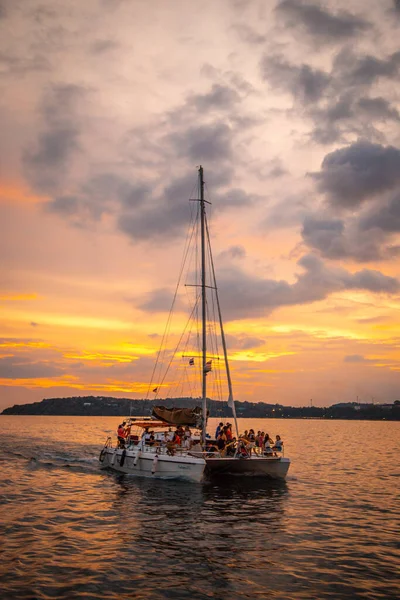 Плавучі човни під час заходу сонця на мисі Промтхеп на півострові Пхукет (Таїланд). — стокове фото