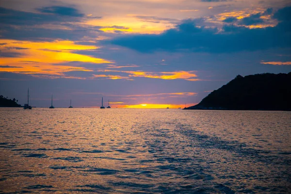 Voilier pendant le coucher du soleil à Promthep Cape dans la péninsule de Phuket, Thaïlande — Photo