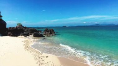 Koh Khai Nai, Phuket Eyaleti, Tayland 'daki kedi adası.