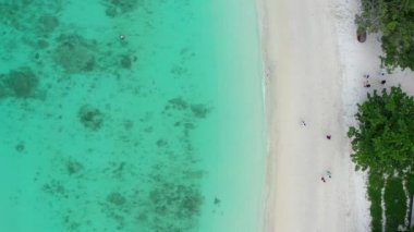Mercan adası, koh He, Phuket bölgesindeki sahil ve tekneler, Tayland