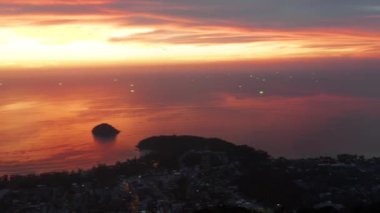 Tayland 'ın Phuket ilindeki Büyük Buda' nın günbatımına bakış açısı