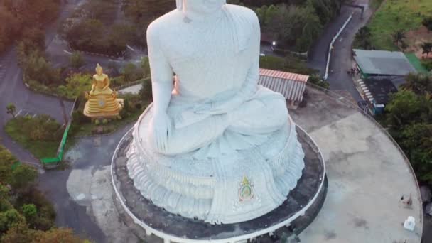 Luchtfoto van Big Buddha standpunt bij zonsondergang in Phuket provincie, Thailand — Stockvideo