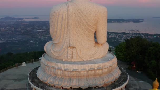 Luchtfoto van Big Buddha standpunt bij zonsondergang in Phuket provincie, Thailand — Stockvideo