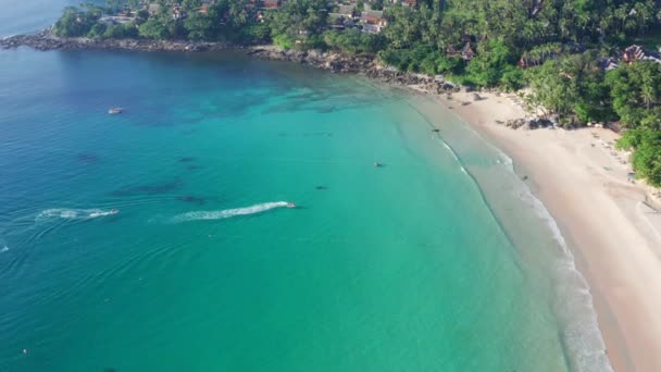 Vista aérea da praia de Surin na província de Phuket, na Tailândia — Vídeo de Stock