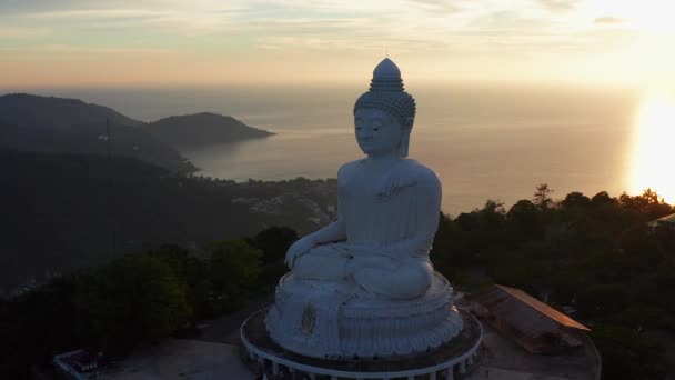 Vista aérea do ponto de vista do Grande Buda ao pôr do sol na província de Phuket, Tailândia — Vídeo de Stock