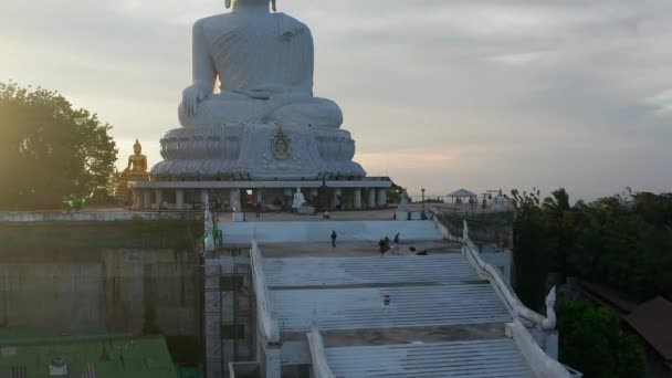 Widok z lotu ptaka na Big Buddha o zachodzie słońca w prowincji Phuket, Tajlandia — Wideo stockowe