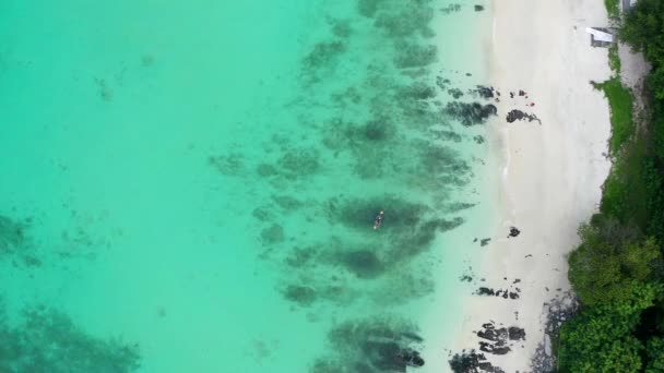 Wyspa Koralowa, Koh He, plaża i łodzie w prowincji Phuket, Tajlandia — Wideo stockowe