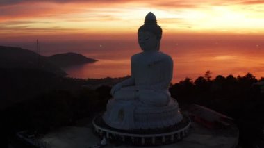 Tayland 'ın Phuket ilindeki Büyük Buda' nın günbatımına bakış açısı