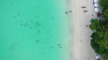 Mercan adası, koh He, Phuket bölgesindeki sahil ve tekneler, Tayland