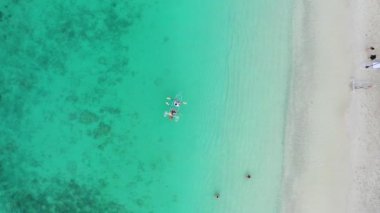 Mercan adası, koh He, Phuket bölgesindeki sahil ve tekneler, Tayland