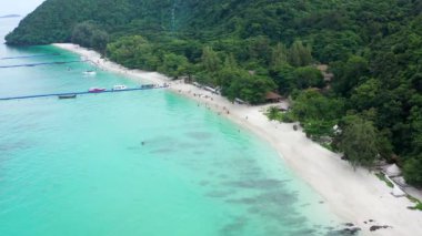 Mercan adası, koh He, Phuket bölgesindeki sahil ve tekneler, Tayland