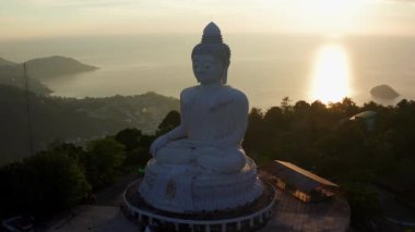 Tayland 'ın Phuket ilindeki Büyük Buda' nın günbatımına bakış açısı