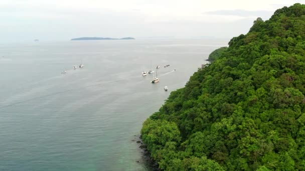 Korálový ostrov, koh He, pláž a lodě v provincii Phuket, Thajsko — Stock video