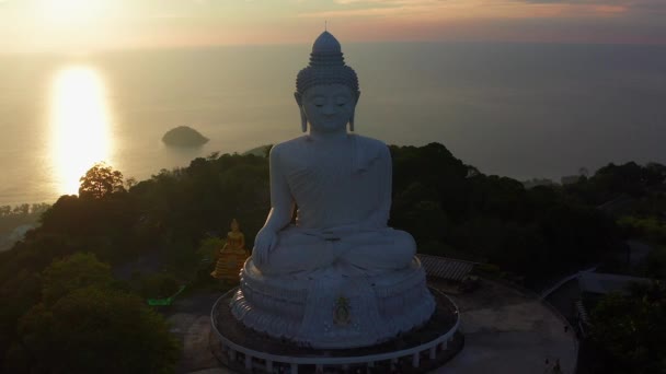 Veduta aerea del punto di vista di Big Buddha al tramonto nella provincia di Phuket, Thailandia — Video Stock